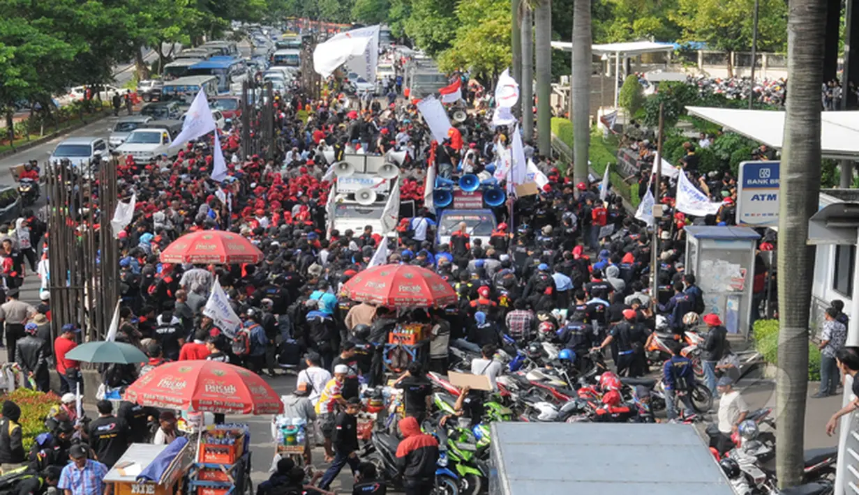Pantauan Liputan6.com di lapangan, jalur lambat depan Kantor KPK lumpuh total. Jalur itu ditutup oleh massa buruh, Jakarta, Jumat (6/2/2015). (Liputan6.com/Herman Zakharia)