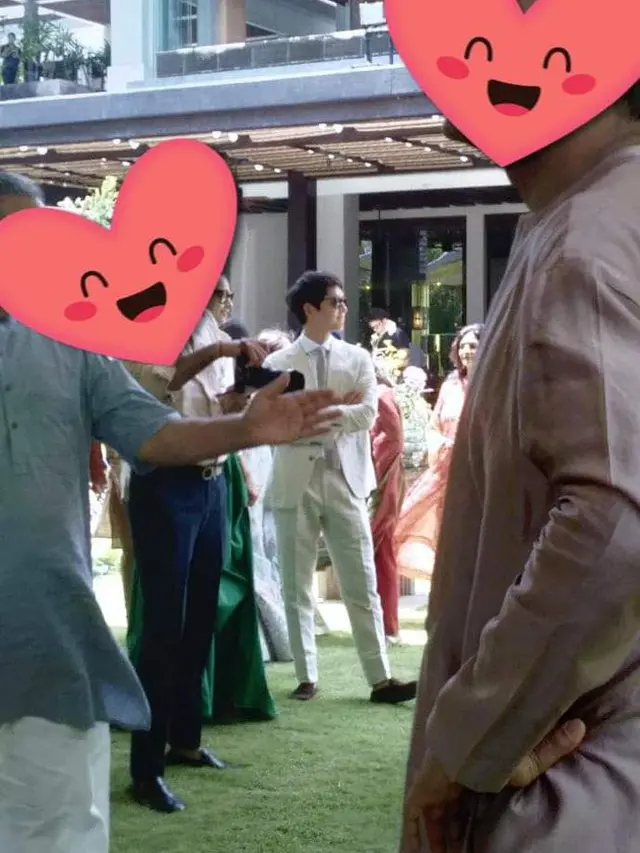 Bikin Heboh Penggemar, Ini 7 Potret Song Joong Ki Kondangan di Bali