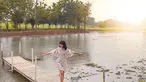 Aktris kelahiran 14 Juli 1995 memang selalu bergaya menawan di berbagai penampilan. Bahkan gayanya saat melepas penat di sebuah pinggiran sungai pun mencuri perhatian. Terlihat jelas, Glenca begitu bahagia menikmati suasana syahdu di sungai. (Liputan6.com/IG/@glenkachysara)