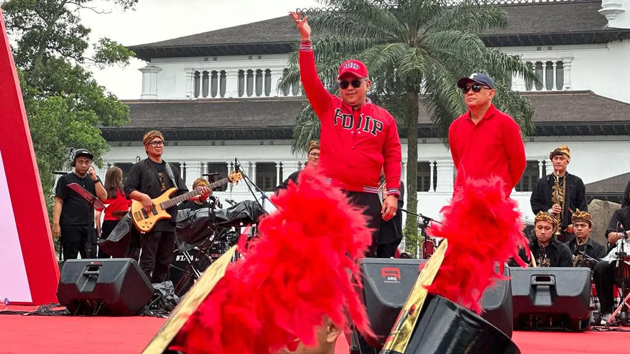 Sekjen PDI Perjuangan, Hasto Kristiyanto saat menghadiri  rangkaian Senam Indonesia Cinta Tanah Air (Sicuta), bersih-bersih lingkungan dan penanaman pohon di Bandung, Sabtu (28/1/2023).