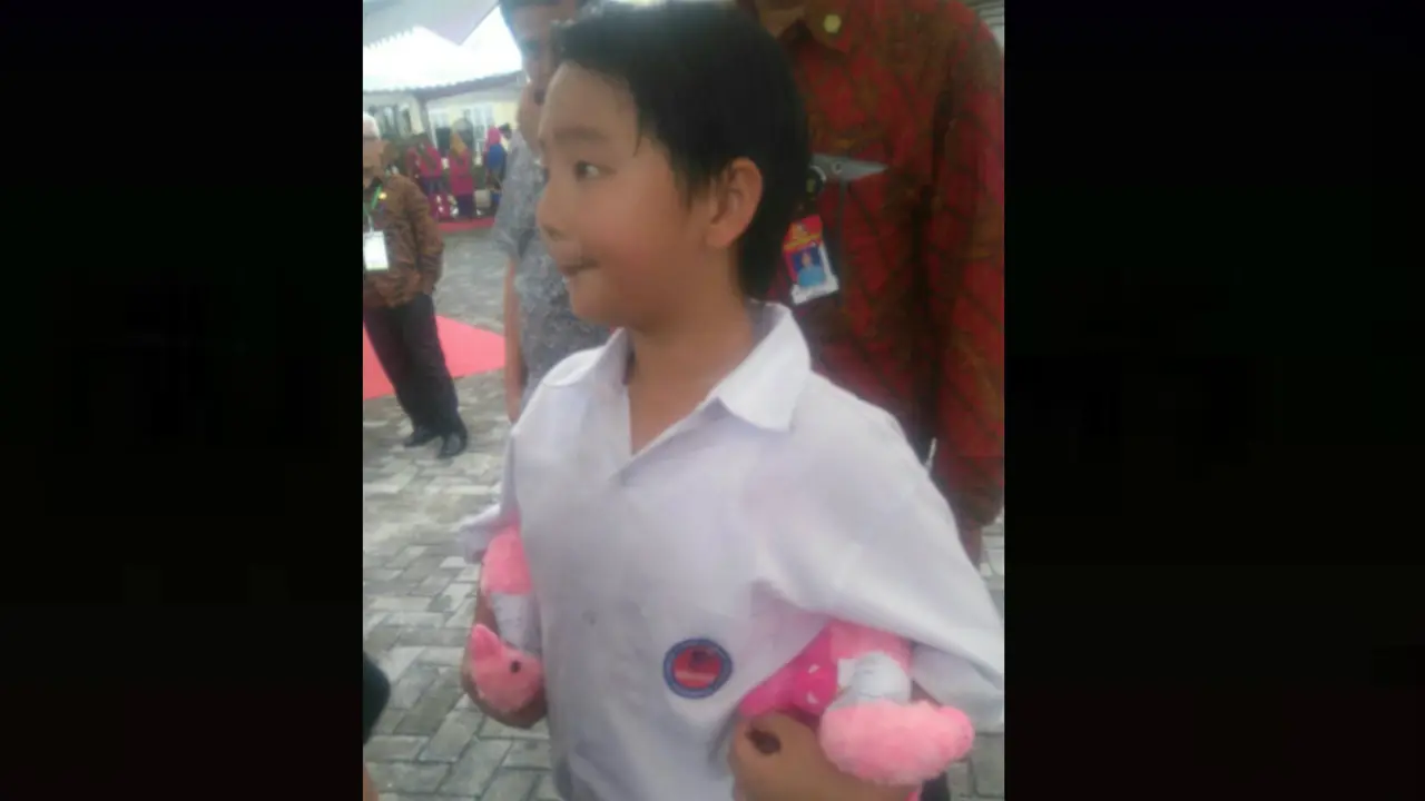 Seorang murid SD, Shem Edbert rela antre demi bertemu Ibu Negara Iriana Jokowi