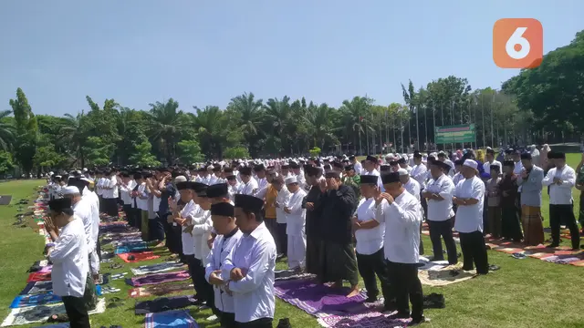 Ribuan masyarakat Banyuwangi gelar salat Istisqa di lapangan Blambangan Banyuwangi (Hermawan Arifianto)