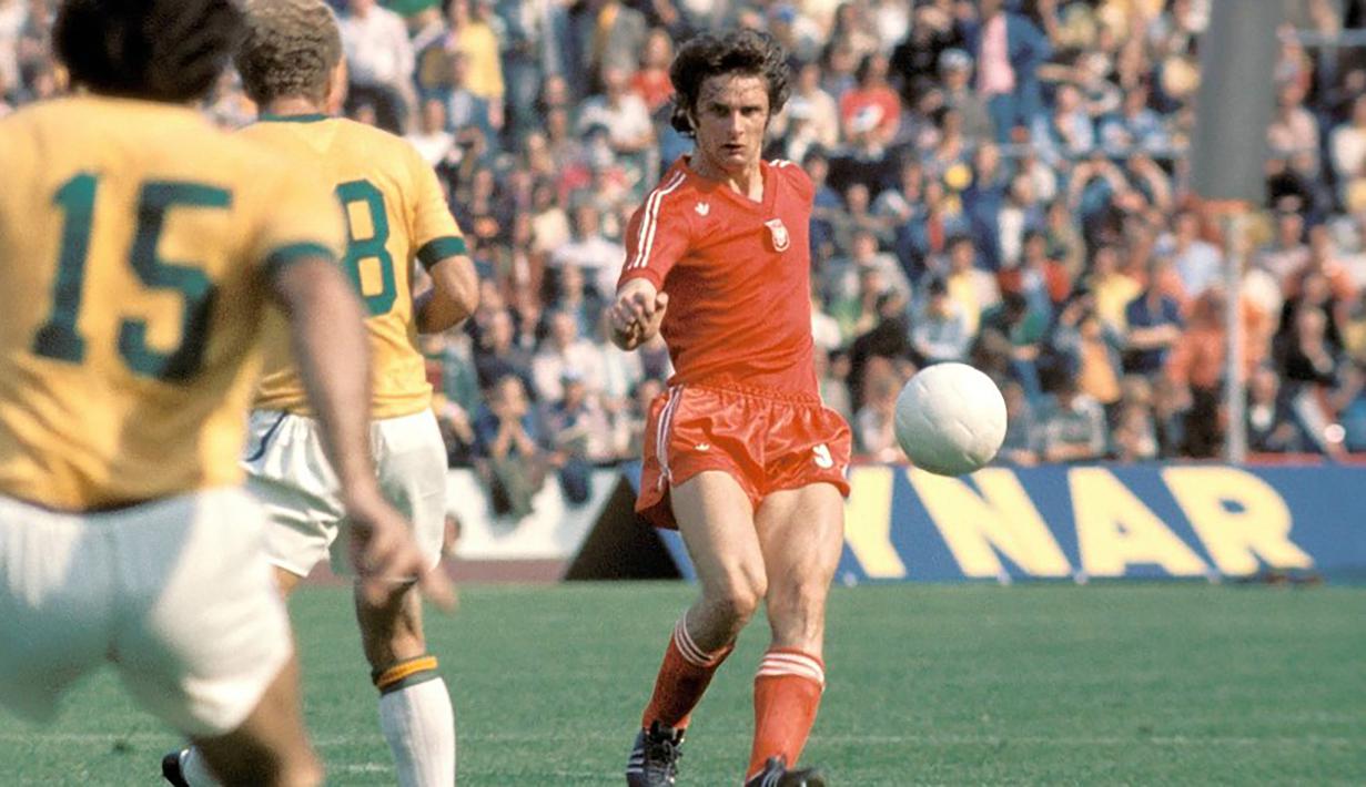 Wladyslaw Zmuda. Eks bek kanan Polandia berusia 68 tahun ini tercatat total tampil dalam 21 laga bersama Timnas Polandia di putaran final Piala Dunia pada 4 edisi, mulai 1974 hingga 1986. Prestasi terbaiknya adalah saat membawa Timnas Polandia dua kali menjadi peringkat ke-3 pada edisi 1974 dan 1982. Pada edisi 1974 Timnas Polandia menang 1-0 atas Brasil, sementara pada edisi 1982, Timnas Polandia berhasil mengalahkan Prancis 3-2. (gol24.pl)