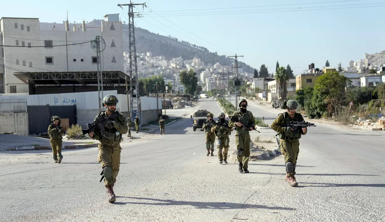 "Pasukan pendudukan Israel menerobos bagian timur Nablus dan mulai menembaki warga Palestina di dalam kamp Balata," tulis laporan tersebut. (AP Photo/Majdi Mohammed)