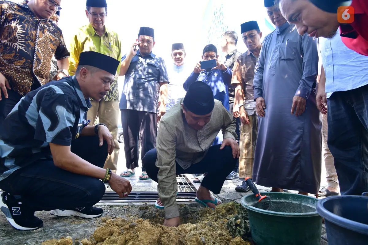 Peletakan batu pertama pembangunan menara Masjid Nurul Ilmi Bone (Liputan6.com/Istimewa)