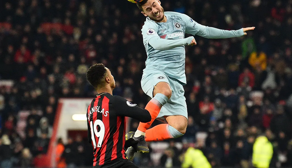 Duel yang dilakukan Eden Hazard pada laga lanjutan Premier League yang berlangsung di stadion Dean Court, Bournemouth, Kamis (31/1). Chelsea dipermalukan 0-4 kontra Bournemouth. (AFP/Glyn Kirk)