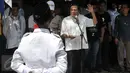 Mantan Menko Maritim, Rizal Ramli berpidato saat mengikuti upacara bendera peringati Hari Kemerdekaan ke 71 di RT 08 Bukit Duri, Manggarai, Jakarta Selatan, (17/8). Upacara dipimpin oleh Mantan Menko Maritim, Rizal Ramli .(Liputan6.com/Johan Tallo)