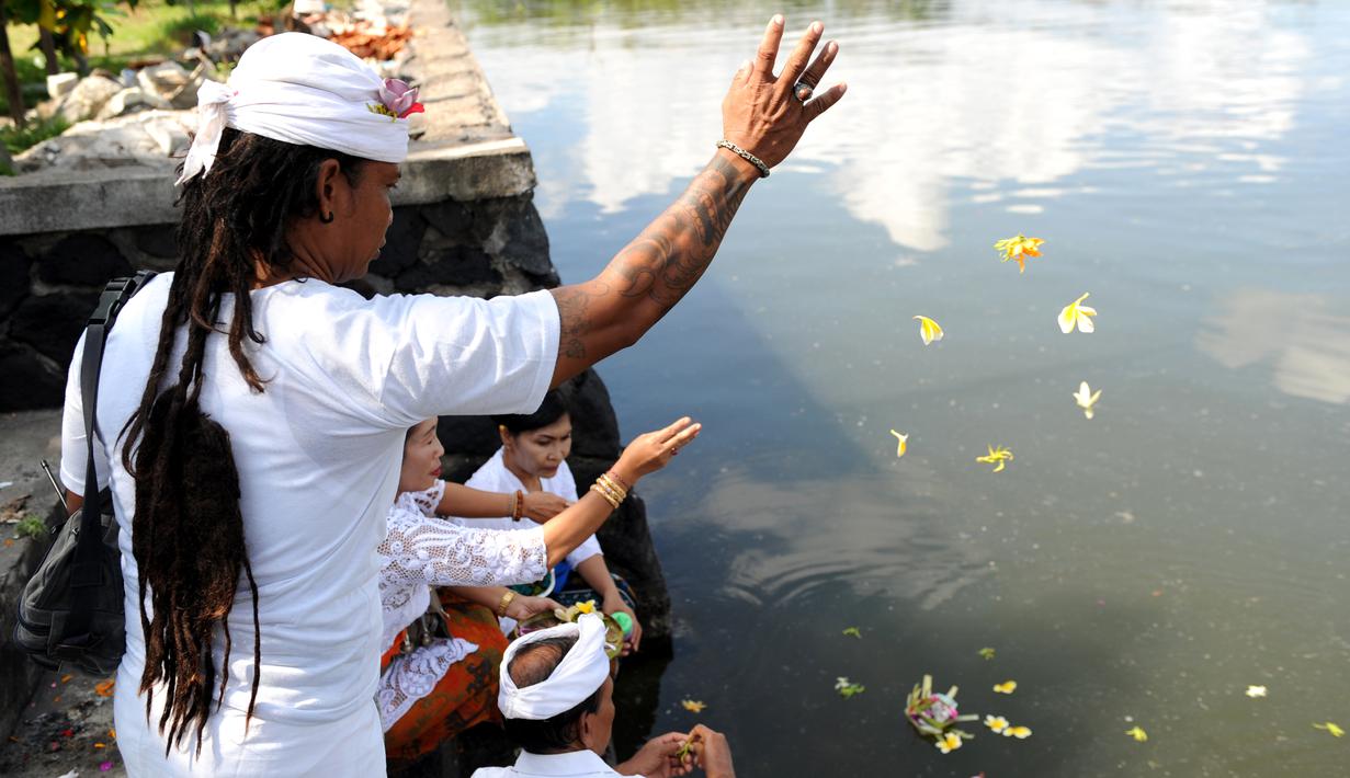 Ratusan Umat Hindu Bali Rayakan Hari Raya Kuningan - Foto ...