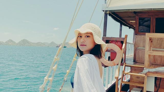 FOTO: Gaya Salshabilla Adriani Naik Kapal di Perairan Labuan Bajo