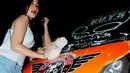 Seorang model menjadi seorang pencuci mobil dalam acara Automodfest 2014, Jakarta, Minggu (9/11/2014) (Liputan6.com/Andrian M Tunay)