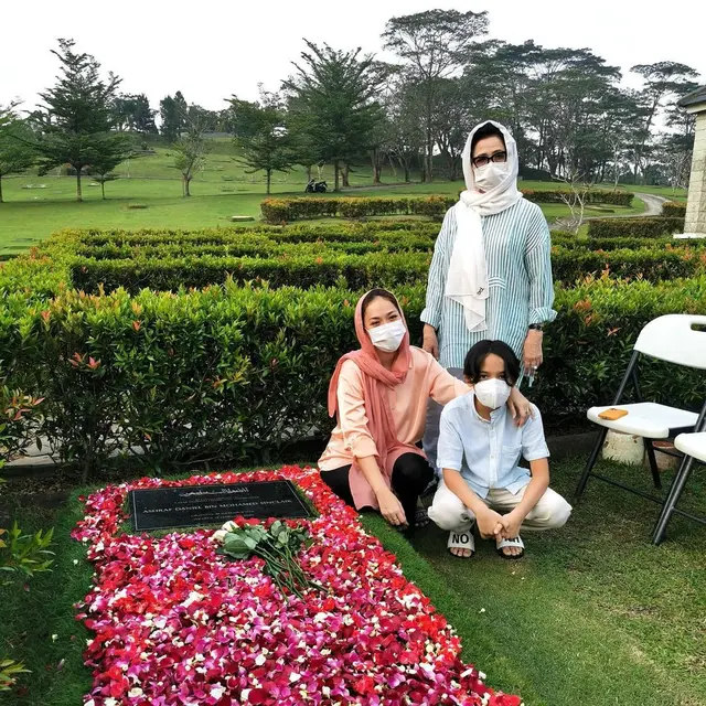 Jelang Ramadan, Ini 6 Momen BCL Ziarah ke Makam Suami Ditemani Noah dan Ibunda