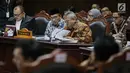 Ekspresi Ketua KPU Arief Budiman (kanan) saat mengikuti sidang sengketa Pilpres 2019 di Gedung MK, Jakarta, Selasa (18/6/2019). Sidang tersebut beragendakan mendengarkan jawaban dari termohon. (Liputan6.com/Faizal Fanani)