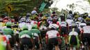 Race Director mengangkat bendera sebelum start pada etape 7 Tour de Singkarak 2016 di Kabupaten Sijunjung, Jumat (12/8/2016). (Bola.com/Nicklas Hanoatubun)