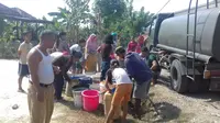 Warga Desa Weninggalih, Kecamatan Jonggol, Bogor sedang antre air bersih bantuan dari TNI, Jumat (2/8/2019). Wilayah tersebut sudah mengalami krisis air bersih sejak dua bulan terakhir. (Liputan6.com/Achmad Sudarno)