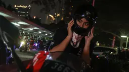 Selebritas Indonesia, Sintya Marisca memakai helm saat bersiap mengikuti city riding bersama Pertamina Enduro di Mitra Terrace, Setiabudi, Jakarta, Minggu (26/11/2023). (Bola.com/Bagaskara Lazuardi)