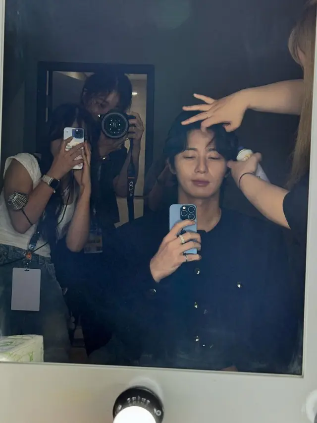 Pesona Romantis Maskulin Park Seo Joon Kenakan Blazer Chanel Beda Warna Saat Hadiri Acara di Busan dan Indonesia