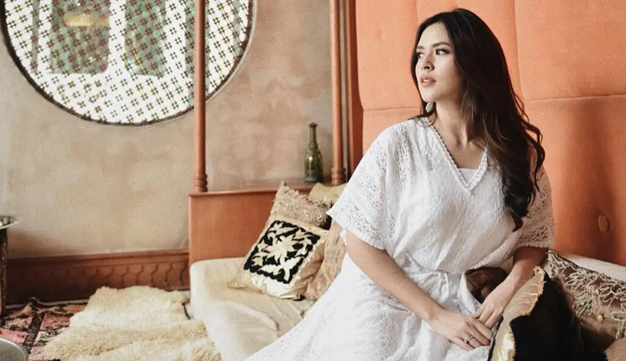 Penampilan casual Raisa dengan busana berwarna putih ini juga terlihat saat dirinya tengah berlibur ke luar negeri. Di beberapa liburannya bersama sang suami, pelantun lagu Teristimewa ini juga memilih menggunakan busana santai namun tetap terlihat menawan. (Liputan6.com/IG/@raisa6690)