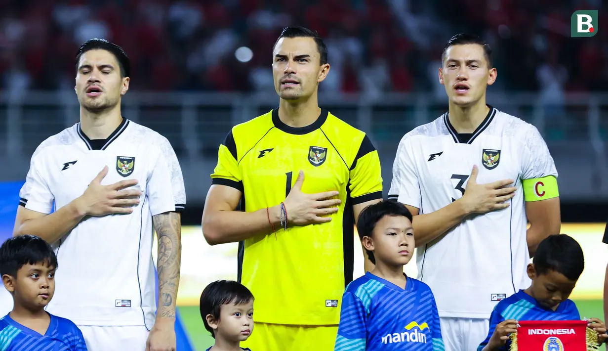 <p>Pemain Timnas Indonesia,&nbsp;Emil Audero, Kevin Diks, dan Jay Idzes menyanyikan lagu kebangsaan Indonesia Raya saat melawan Timnas Lebanon dalam laga FIFA Matchday 2025 di Stadion Gelora Bung Tomo, Surabaya, Senin (8/9/2025). (Bola.com/Abdul Aziz)</p>