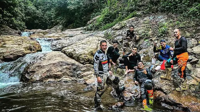 Berjiwa Muda, Ini 7 Potret Ari Wibowo saat Touring Hingga Ikut Trail