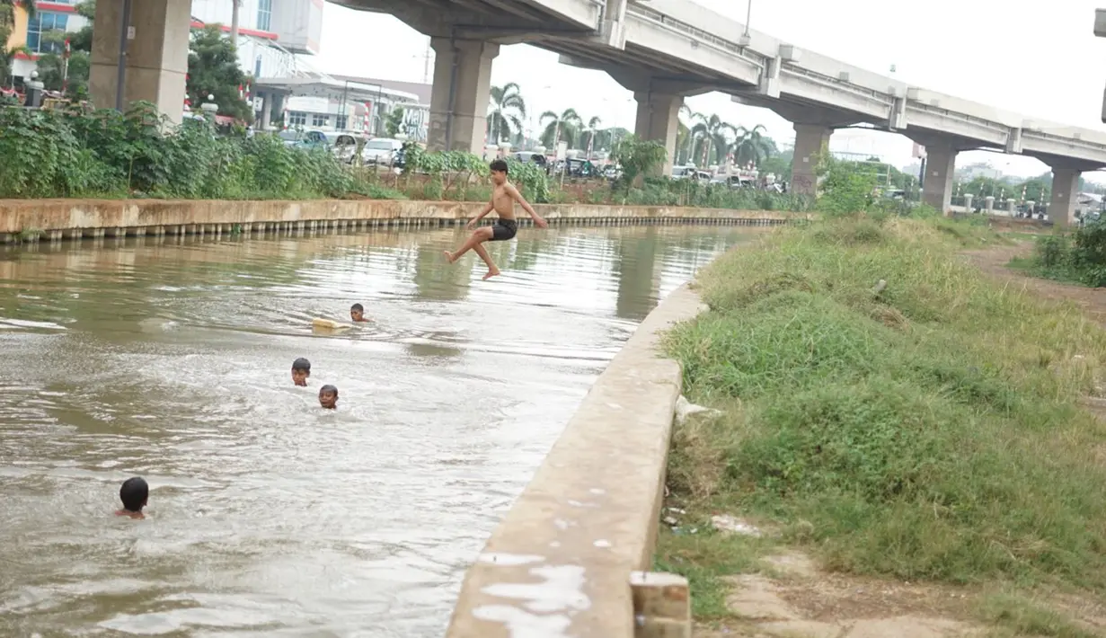 Anak-anak berenang di aliran Sungai Kalimalang, Jakarta, Selasa (18/8/2020). Keterbatasan ekonomi menyebabkan anak-anak tersebut memanfaatkan Sungai Kalimalang sebagai tempat berenang, meskipun berbahaya bagi keselamatan dan kesehatan mereka. (Liputan6.com/Immanuel Antonius)