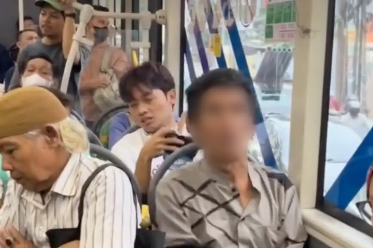 video viral pria diduga rasis ke penumpang TransJakarta