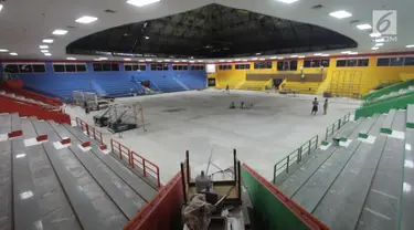 Suasana aktivitas pekerja proyek renovasi gelanggang olahraga (GOR) Soemantri Brodjonegoro, Jakarta, Kamis (18/1). Renovasi ini bertujuan untuk menunjang kegiatan Asian Games 2018. (Liputan6.com/Arya Manggala)