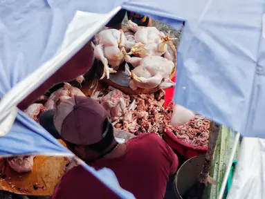 Penjual ayam potong di salah satu lapak di Pasar Kebayoran Lama, Jakarta, Rabu (28/6/2023). (Liputan6.com/Angga Yuniar)