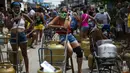 Warga memakai masker saat antre membeli gas murah dari Petrobrás Oil Tankers Union di favela Vila Vintem, Rio de Janeiro, Brasil, Jumat (12/3/2021). Kegiatan ini sebagai kampanye solidaritas untuk memperingati Hari Perjuangan Nasional Pertahanan Perusahaan Milik Negara. (AP Photo/Bruna Prado)