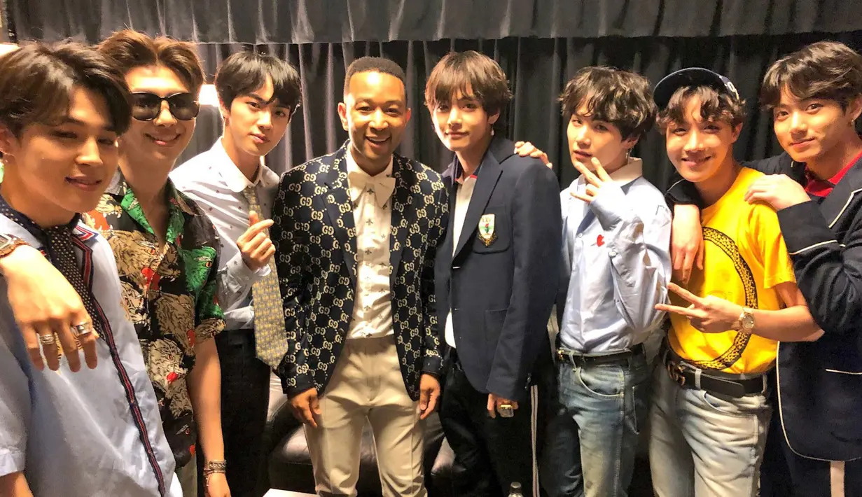 Saat di belakang panggung Billboard Music Awards 2018, John Legend terlihat berfoto bersama dengan BTS. (Foto: twitter.com/johnlegend)