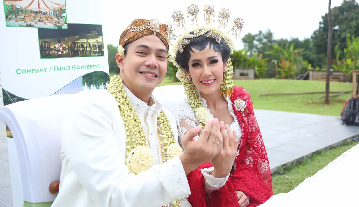 "Tadi sempat hujan kan. Ya nggak apa-apa (batal akad nikah di area terbuka), hujan berkah sih," ujar Ardina Rasti usai ijab kabul. (Daniel Kampua/Bintang.com)