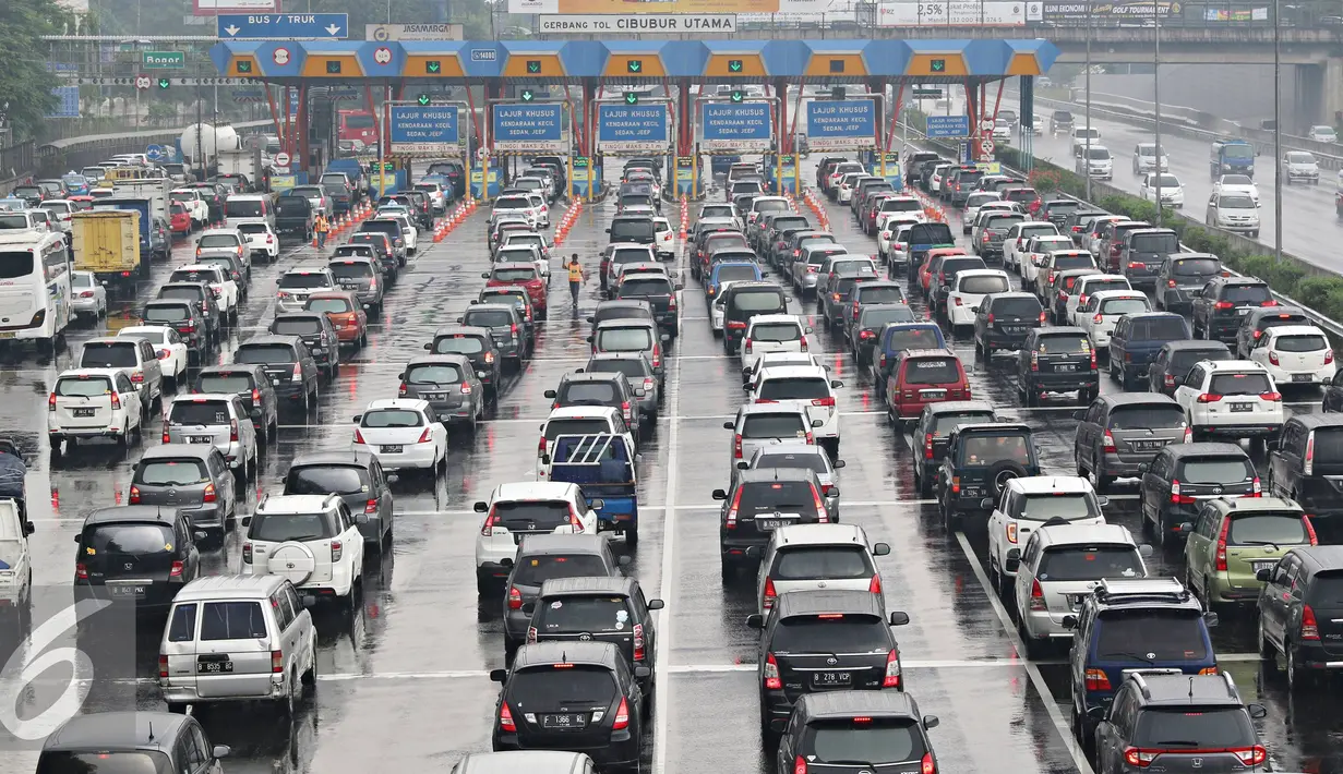 Kendaraan terjebak macet di Gerbang Tol Cibubur Utama, Jakarta, Kamis (5/5). Tingginya volume kendaraan dari Jakarta yang menuju Bogor dan sekitarnya selama masa libur membuat arus lalu lintas di kawasan tersebut macet. (Liputan6.com/Immanuel Antonius)