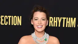 Aktris Hollywood Blake Lively berpose saat menghadiri pemutaran film The Rhythm Section di Brooklyn Academy of Music, New York City, Amerika Serikat, Senin (27/1/2020). Blake mengaku harus mengenakan korset agar tubuhnya tampak aduhai usai melahirkan. (Jamie McCarthy/Getty Images/AFP)