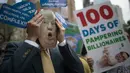 Sejumlah orang melakukan demonstrasi bertepatan 100 hari kerja Trump sebagai presiden di New York, AS, Sabtu (29/4). Demonstran menilai keprihatinan pemerintahan Trump pada masalah lingkungan sangatlah kurang. (AP Photo / Mary Altaffer)