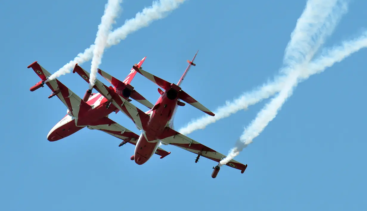 Tim aerobatik Angkatan Udara India, Suryakiran, melakukan manuver pada hari kedua Aero India 2023 di pangkalan udara Yelahanka, Bengaluru, India, 14 Februari 2023. Aero India adalah acara dua tahunan dengan demonstrasi terbang oleh tim stunt dan militer serta komersial paviliun tempat perusahaan penerbangan memamerkan produk dan teknologinya. (AP Photo/Aijaz Rahi)