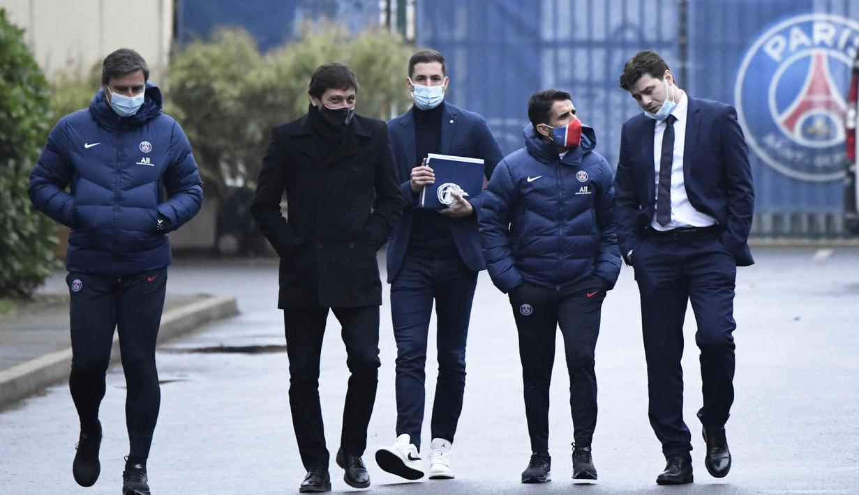 Pelatih Paris Saint-Germain (PSG), Mauricio Pochettino, meninggalkan Pusat Latihan PSG di Paris, Selasa, (5/1/2021).  PSG resmi memperkenalkan Pochettino sebagai pelatih baru. (Photo by Bertrand GUAY / AFP)
