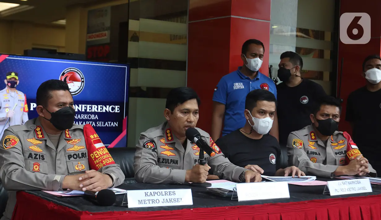 Aktor Rizky Nazar dihadirkan saat konferensi pers terkait penyalahgunaan narkotika di Polres Metro Jakarta Selatan, Rabu (15/12/2021). Rizky Nazar resmi ditetapkan sebagai tersangka dengan barang narkotika jenis ganja yang terdapat dalam dua bungkus berbeda. (Liputan6.com/Herman Zakharia)