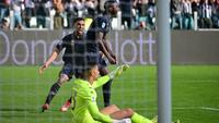 Juventus berhasil meraih kemenangan 4-1 atas Empoli pada laga pekan ke-23 Serie A di Allianz Stadium, Minggu (02/02/2025) malam WIB. Dua dari empat gol I Bianconeri dicetak Randal Kolo Muani (kiri). (AFP/MARCO BERTORELLO)