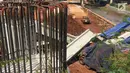 Sebuah truk proyek ditutup terpal biru akibat girder proyek pembangunan Jalan Tol Depok-Antasar di Jalan TB Simatupang, Jakarta ambruk, Selasa (2/1). Ambruknya girder tersebut terjadi sekitar pukul 10.20 WIB. (Liputan6.com/Immanuel Antonius)