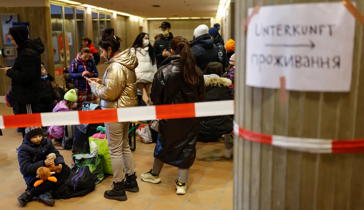 Orang-orang menunggu di pusat pengungsi dari Ukraina di Messe di Berlin, Jerman pada 11 Maret 2022. Badan PBB untuk urusan pengungsi (UNHCR) mengatakan setidaknya 2,5 juta orang telah meninggalkan Ukraina, dengan lebih dari setengahnya sekarang di Polandia. (Odd ANDERSEN / AFP)