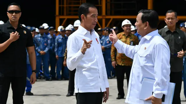 Presiden Joko Widodo atau Jokowi bersama dengan Menhan Prabowo Subianto di Surabaya, Jawa Timur.