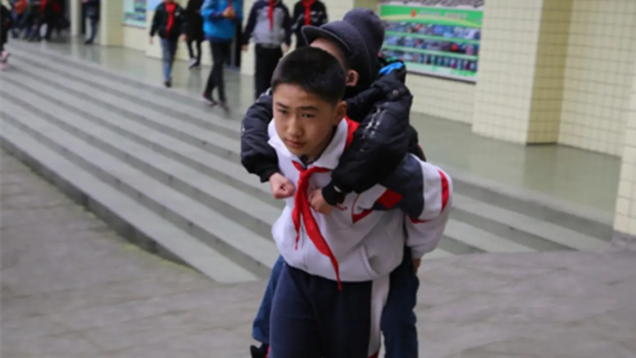 Tanpa Pamrih, Bocah Ini Gendong Temannya yang Lumpuh Tiap Hari ke Sekolah