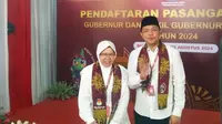 Tri Rismaharini mendaftarkan diri sebagai calon gubernur di kantor KPU Jatim di Surabaya, Kamis malam (29/8/2024). (Liputan6.com/Dian Kurniawan)