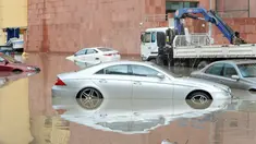 Sejumlah kendaraan terlihat di sebuah jalan yang terendam banjir menyusul hujan lebat di Kegubernuran Mubarak Al-Kabeer, Kuwait (29/11/2020). Hujan lebat melanda Kuwait pada Sabtu (28/11) malam dan Minggu (29/11) pagi waktu setempat. (Xinhua/Asad)