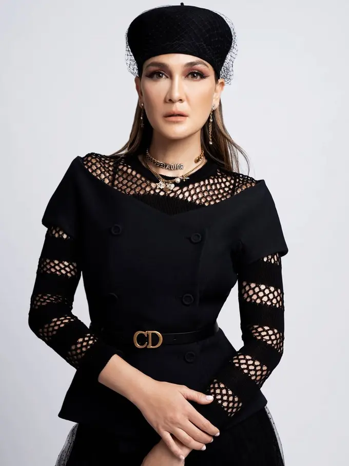 6 Gaya Luna Maya dalam Pemotretan 'Lady in Black', Memukau