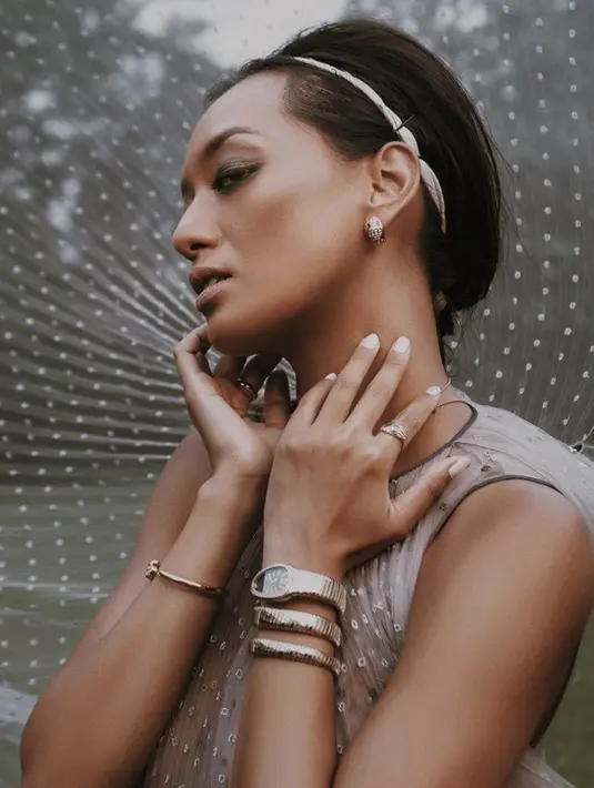 <p>Kutek putih juga sangat bisa menjadi pilihan warna bagi seseorang dengan warna kulit gelap, seperti yang dikenakan oleh Asmara Abigail ini. @asmaraabigail.</p>