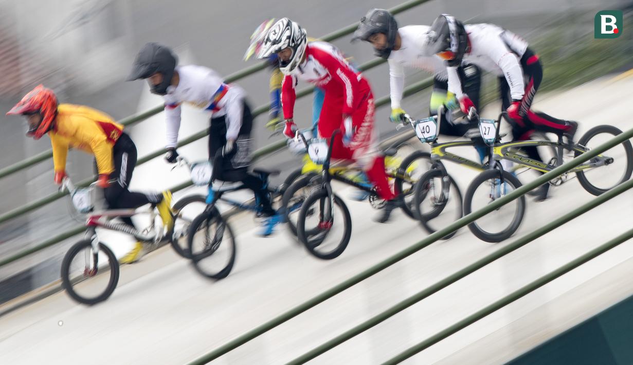 Pebalap sepeda BMX Indonesia, I Gusti Bagus Saputra, saat berlaga pada Asian Games di Pulomas International BMX Center, Jakarta, Sabtu (25/8/2018). Bagus Saputra meraih medali perak dengan catatan waktu 34,314 detik. (Bola.com/Peksi Cahyo)