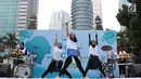Para instruktur mencontohkan gerakan pada peserta dalam acara Andalan Freshtival Special Kartini Day di GBK Plaza Selatan Senayan, Jakarta, Minggu (21/4). Acara yang diikuti oleh ratusan perempuan tersebut diadakan dalam rangka memeringati Hari Kartini. (Liputan6.com/Immanuel Antonius)