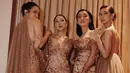 Di pernikahan, Vidi Aldiano, Yuki Kato juga menjadi bridesmaid bersama gengnya. Ia tampil memesona dengan balutan dress panjang spaghetti strap warna coklat. [@yukikt]