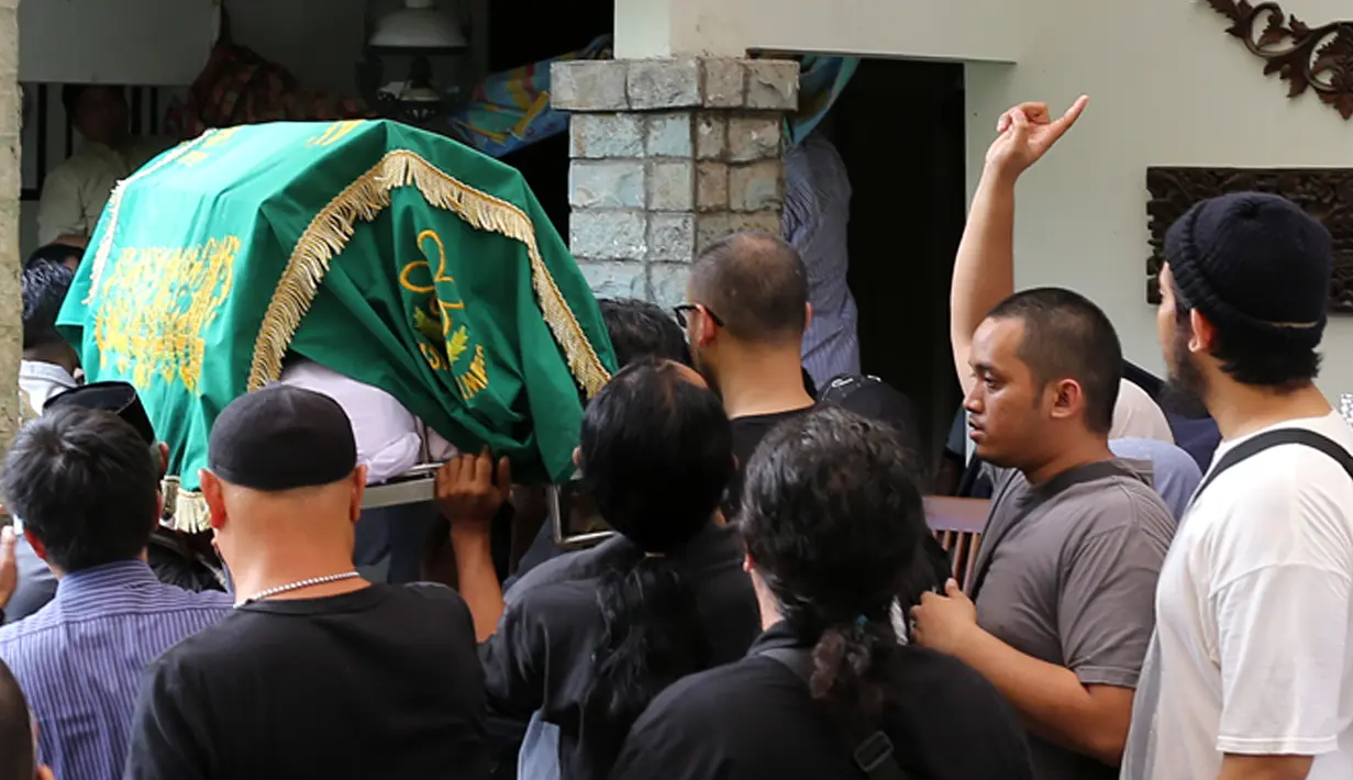 Duka orang dekat di pemakaman Pepeng (Galih W. Satria/Bintang.com)