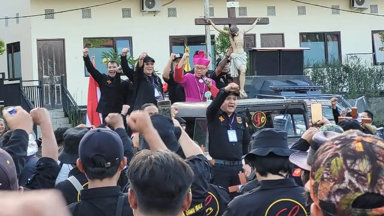Uskup Manado Mgr Benedictus Esthepanus Rolly Untu MSC memimpin perayaan 154 tahun Gereja Katolik di Sulut.